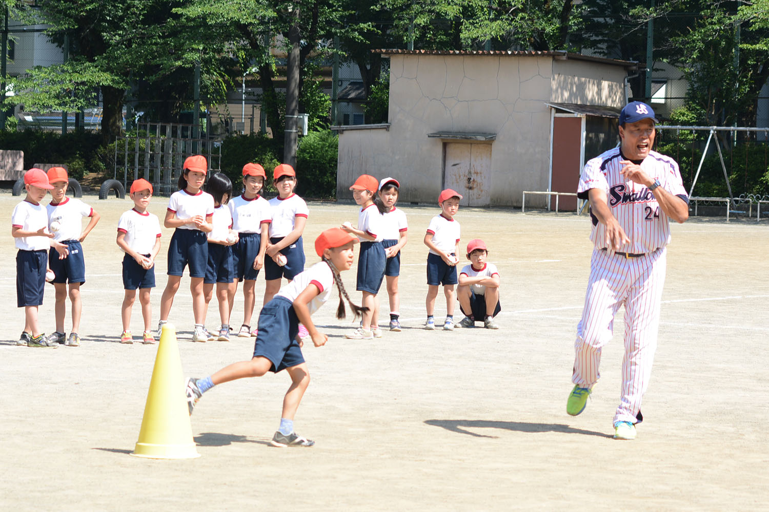 小学生がキャッチボールでチームプレーとコミュニケーションを学ぶ 総合スポーツ用品のssk