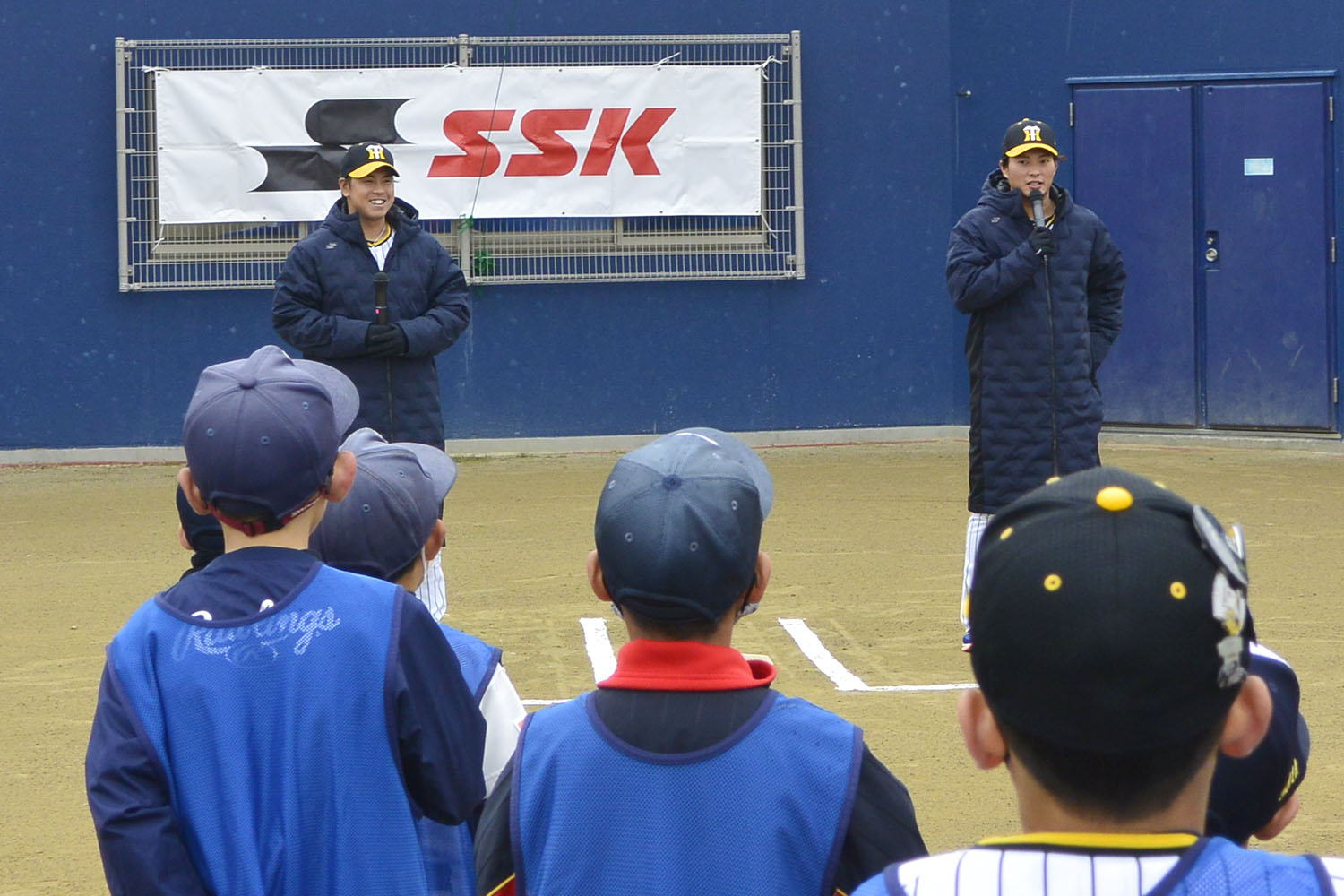 阪神タイガース、梅野&北條選手による野球教室を開催! | 総合
