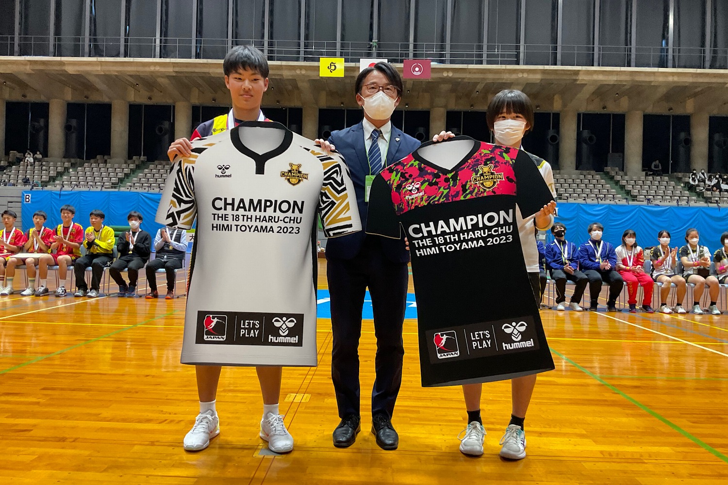 【松蔭大学】バレーボールユニフォーム高校中学ハンドボール女子バスケ 春中ハンド2023、優勝の大体大浪商、東久留米西にユニフォームを贈呈